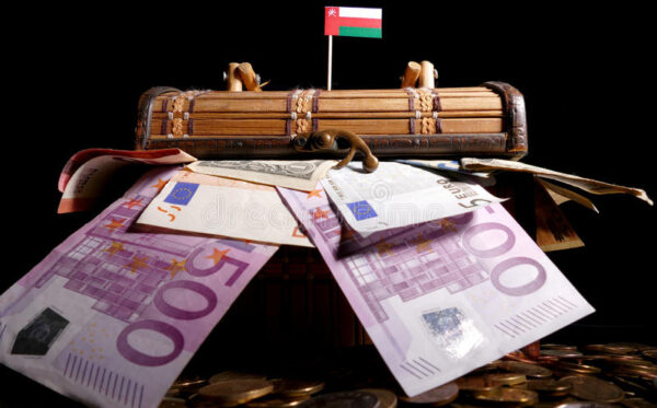 omani-flag-top-crate-full-money-96955482